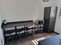 Televízia a/alebo spoločenská miestnosť v ubytovaní Bel appartement 2 chambres ,résidence privée