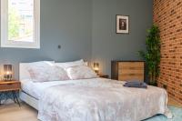 Łóżko lub łóżka w pokoju w obiekcie SPACIEUX STUDIO HAUT PLAFOND PROCHE MONACO