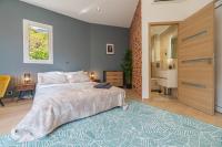Łóżko lub łóżka w pokoju w obiekcie SPACIEUX STUDIO HAUT PLAFOND PROCHE MONACO