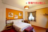 a bedroom with a bed and a window at 草莓牛奶台東民宿可洽包棟 in Taitung City
