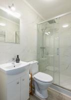 Koupelna v ubytování Batorego 220 - 450m stacja metra Pola Mokotowskie, 800m Biblioteka Narodowa - 20m piękny park Pola Mokotowskie - 800m do SGH - Wifi - Smart TV - Good Apartments