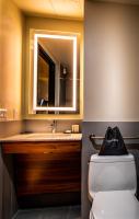 ein Badezimmer mit Toilette, Waschbecken und Spiegel in der Unterkunft La Quinta by Wyndham Time Square South in New York