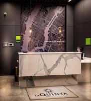 eine Marmortheke in einem Zimmer mit einer Karte in der Unterkunft La Quinta by Wyndham Time Square South in New York