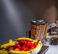 eine Schale mit Äpfeln und Bananen und ein Glas Müsli in der Unterkunft La Quinta by Wyndham Time Square South in New York