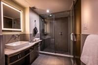 Ein Badezimmer in der Unterkunft La Quinta by Wyndham Time Square South