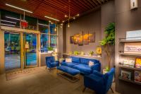 Ein Sitzbereich in der Unterkunft La Quinta by Wyndham Time Square South
