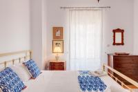 Postel nebo postele na pokoji v ubytování Cycladic Aura - Traditional Holiday Cottage