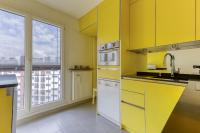 Kuchnia lub aneks kuchenny w obiekcie Large and Bright 2 Bdrs Flat with View - Paris 20