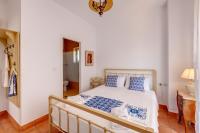 Postel nebo postele na pokoji v ubytování Cycladic Aura - Traditional Holiday Cottage