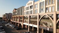 un gran edificio con muchas ventanas en una calle en Hotel54, en Sakarya