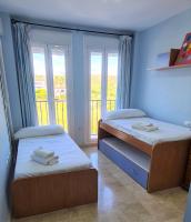Postel nebo postele na pokoji v ubytování 3 bedrooms with pool & parking, close to sea and Gibraltar