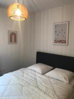 Łóżko lub łóżka w pokoju w obiekcie Maison 8 personnes Biscarrosse bourg