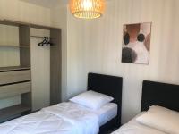 Łóżko lub łóżka w pokoju w obiekcie Maison 8 personnes Biscarrosse bourg