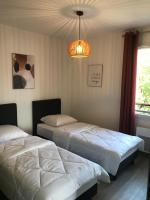 Łóżko lub łóżka w pokoju w obiekcie Maison 8 personnes Biscarrosse bourg