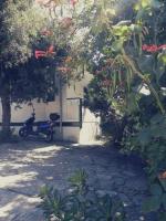 Vonkajšia záhrada v ubytovaní Apartments with a parking space Petrcane, Zadar - 17770