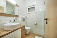 Kúpeľňa v ubytovaní Apartments with parking spaces Mavarstica, Ciovo - 17803