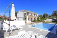 Bazén v ubytovaní Family-friendly apartments with swimming pools Razanj, Rogoznica - 17867 alebo v jeho blízkosti