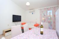 Televízia a/alebo spoločenská miestnosť v ubytovaní Family-friendly apartments with swimming pools Razanj, Rogoznica - 17867