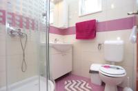 Kúpeľňa v ubytovaní Family-friendly apartments with swimming pools Razanj, Rogoznica - 17867