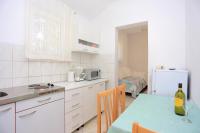 Kuchyňa alebo kuchynka v ubytovaní Family-friendly apartments with swimming pools Razanj, Rogoznica - 17867