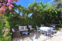 Vonkajšia záhrada v ubytovaní Family-friendly apartments with swimming pools Razanj, Rogoznica - 17867