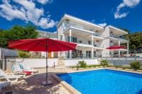 Bazén v ubytovaní Luxury villa with a swimming pool Icici, Opatija - 17959 alebo v jeho blízkosti