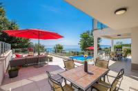 Bazén v ubytovaní Luxury villa with a swimming pool Icici, Opatija - 17959 alebo v jeho blízkosti
