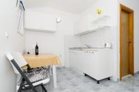 Kuchyňa alebo kuchynka v ubytovaní Family friendly seaside apartments Dingac - Borak, Peljesac - 18060