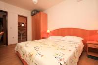 Posteľ alebo postele v izbe v ubytovaní Family friendly seaside apartments Dingac - Borak, Peljesac - 18065