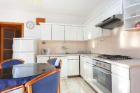 Kuchyňa alebo kuchynka v ubytovaní Apartments with a parking space Brela, Makarska - 18495