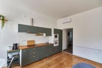 A kitchen or kitchenette at Dembi at the Great City Park