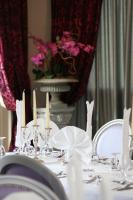 een witte tafel met witte stoelen en kaarsen erop bij Servotel Castagniers in Castagniers