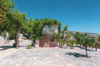 A garden outside B&B La Scapola