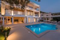 Bazén v ubytovaní Apartments with a swimming pool Promajna, Makarska - 19144 alebo v jeho blízkosti