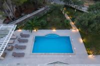 Bazén v ubytovaní Apartments with a swimming pool Promajna, Makarska - 19144 alebo v jeho blízkosti