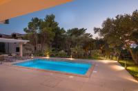 Bazén v ubytovaní Apartments with a swimming pool Promajna, Makarska - 19144 alebo v jeho blízkosti