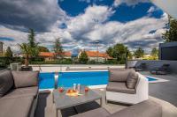 Bazén v ubytování Family-friendly apartments with swimming pools Vantacici, Krk - 19303 nebo v jeho okolí