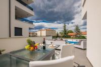 Bazén v ubytování Family-friendly apartments with swimming pools Vantacici, Krk - 19303 nebo v jeho okolí