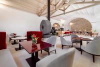 una sala da pranzo con tavoli, sedie e tavolo di Donna Coraly Country Boutique Hotel a Siracusa