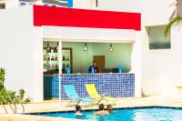 een zwembad bij een hotel met twee personen in het zwembad bij Ramada Encore By Wyndham Tangier in Tanger