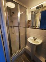 Koupelna v ubytování London 2 Bed 2 Bath Apartment Holiday Home - Free Parking - 3min walk to the Train station - 19min to London Liverpool Street 5min to Victoria Line 1GB Broadband super fast Internet GROUND FLOOR 100s of shops restaurants bakeries 24-hour ASDA superstore
