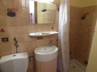 Kúpeľňa v ubytovaní Joli studio, 4 pers, calme, proche commerces et remontées mécaniques, balcon, rénové - FR-1-458-171
