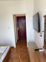 Televízia a/alebo spoločenská miestnosť v ubytovaní Rooms Vinka Tudor
