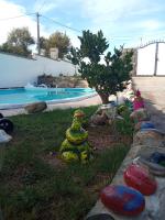 Bazén v ubytování Casa con piscina al lado del mar en Viladesuso nebo v jeho okolí