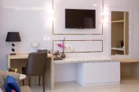 TV a/nebo společenská místnost v ubytování Elegant Airport Hotel