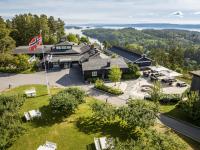 una vista aérea de una casa con una bandera en Quality Hotel Leangkollen, en Asker