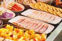 アグノーにあるKyriad Direct Haguenauのホットドッグなどのビュッフェ