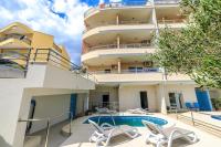 Bazén v ubytovaní Family friendly apartments with a swimming pool Brela, Makarska - 19998 alebo v jeho blízkosti