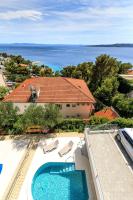 Bazén v ubytovaní Family friendly apartments with a swimming pool Brela, Makarska - 19998 alebo v jeho blízkosti