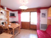 Televízia a/alebo spoločenská miestnosť v ubytovaní Studio 4 pers avec balcon, proche pistes et commerces, centre village - FR-1-572-165